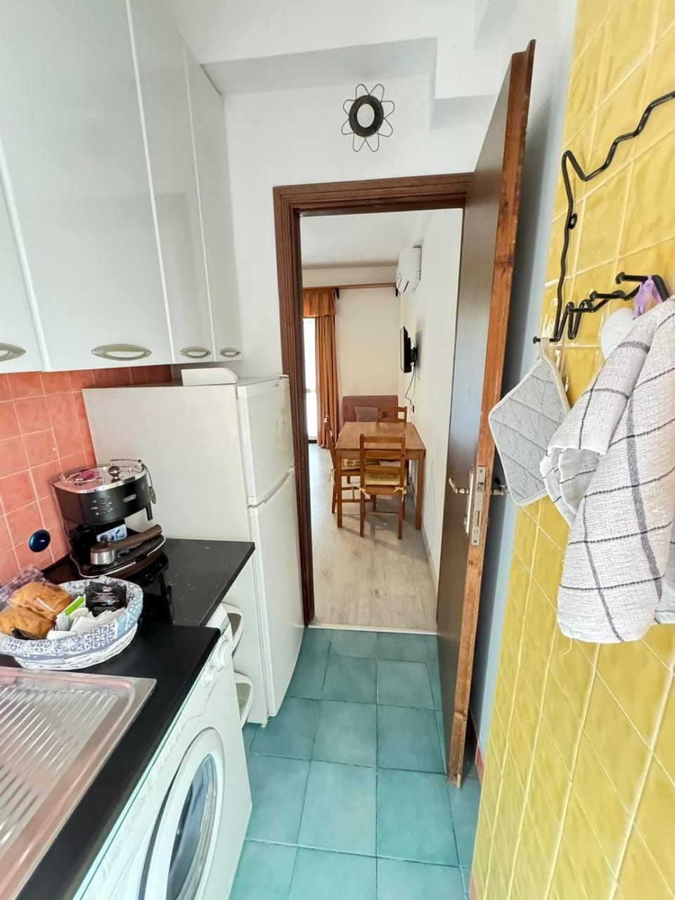 Kitchen or kitchenette, Dining area, stove