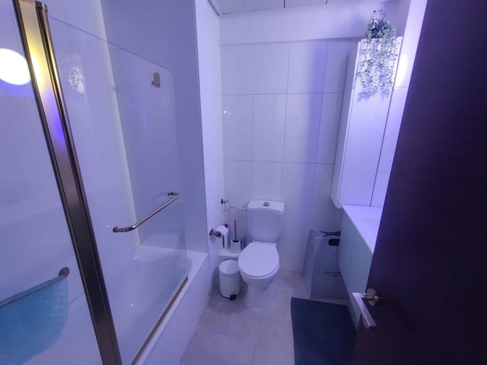 Shower, Toilet, Bathroom, Bath, towels