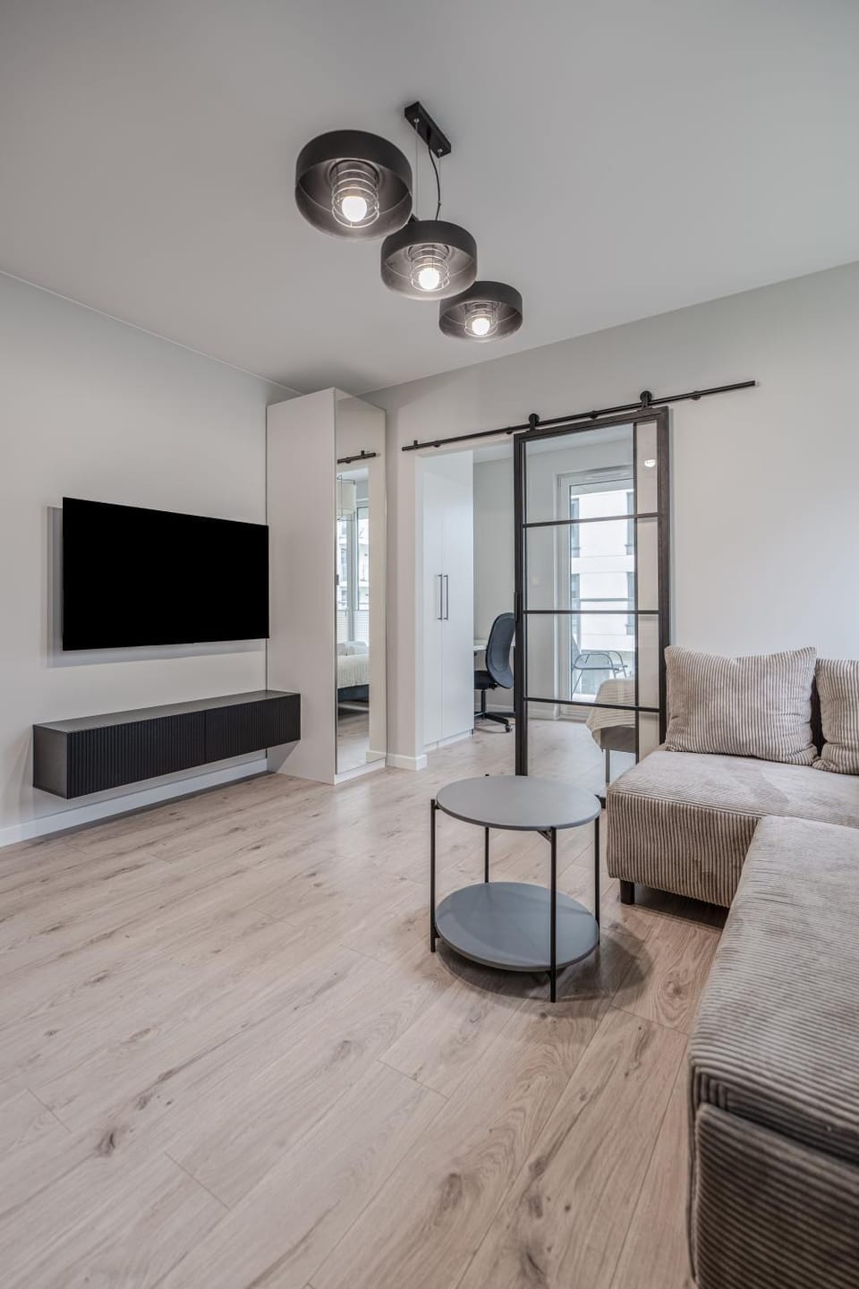 TV and multimedia, Living room, Seating area, Evening entertainment