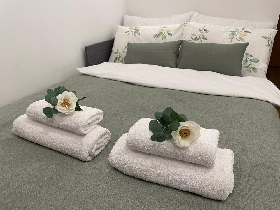 Bed, Photo of the whole room, Bedroom, towels