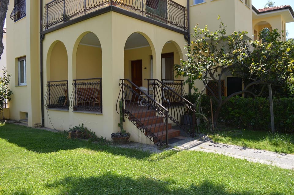 Property building, Facade/entrance, Garden, Garden view