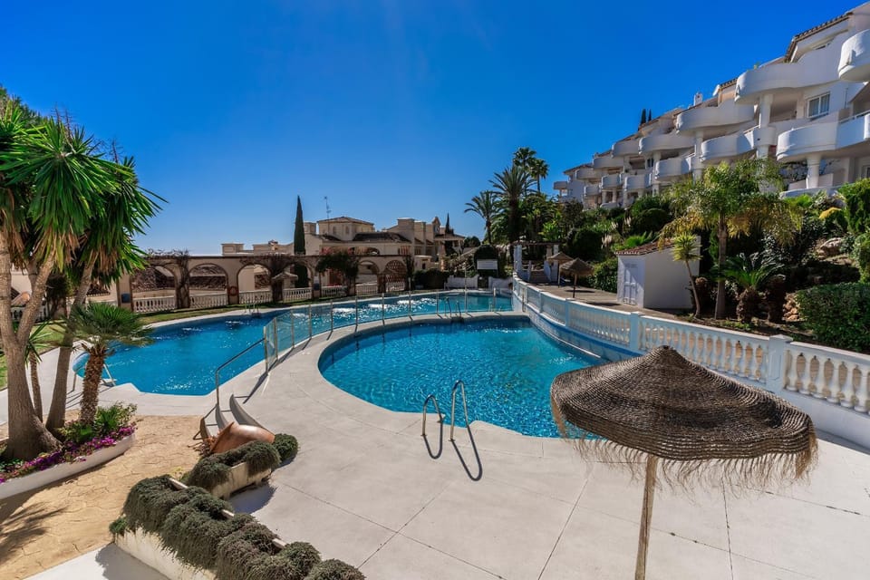 Property building, Day, Pool view, Swimming pool, Swimming pool
