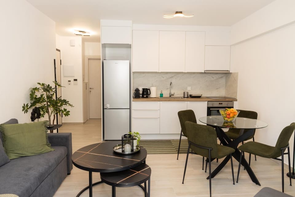 Coffee/tea facilities, Kitchen or kitchenette, Living room, Seating area, Dining area, oven, stove