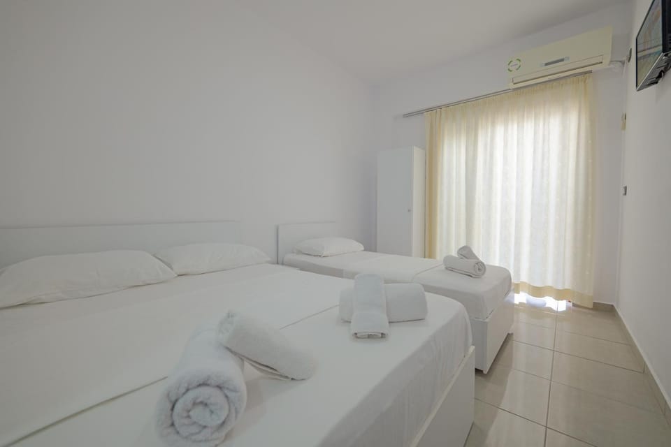 Bed, TV and multimedia, Photo of the whole room, Bedroom, towels, air conditioner