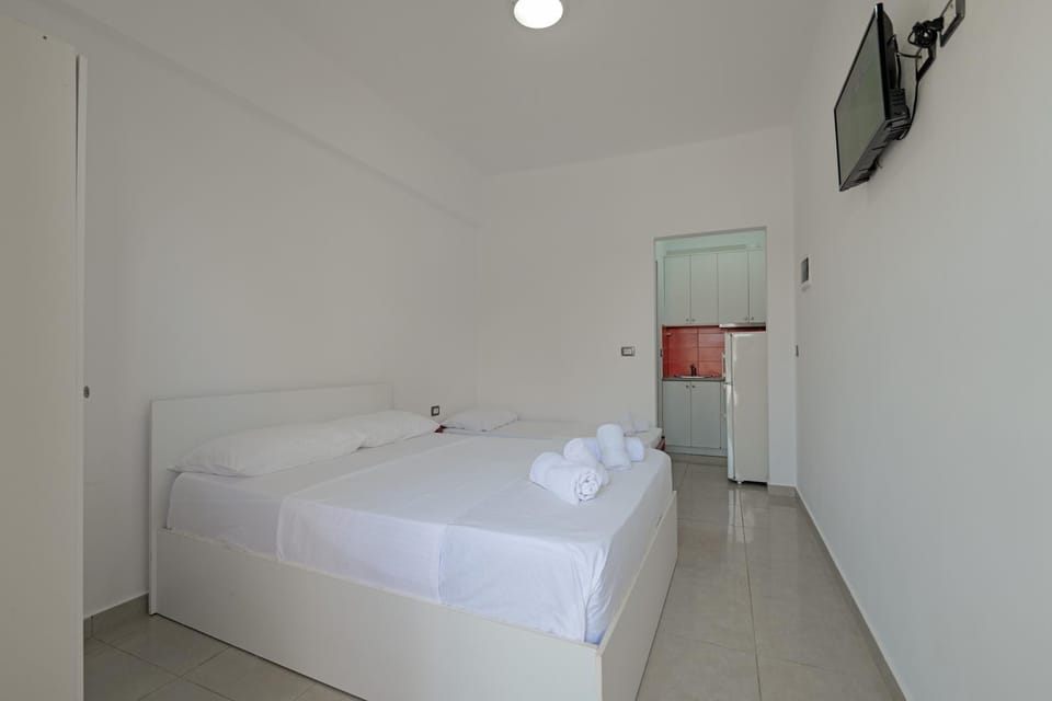 Bed, TV and multimedia, Photo of the whole room, Bedroom, towels