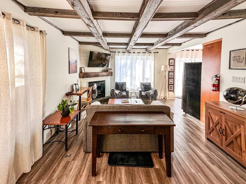 Communal lounge/ TV room, TV and multimedia, Living room, Seating area, Evening entertainment