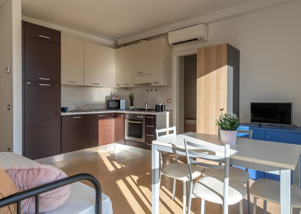 Communal lounge/ TV room, Kitchen or kitchenette, Living room, Seating area, Dining area, oven, stove, air conditioner