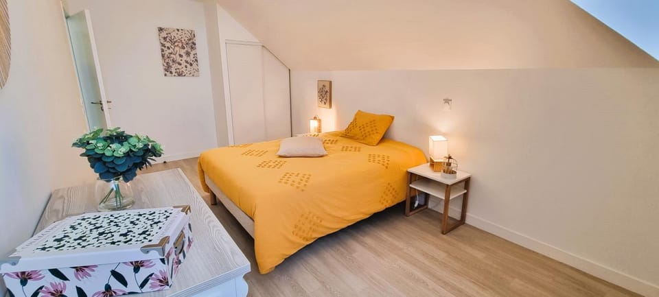 Photo of the whole room, Bedroom