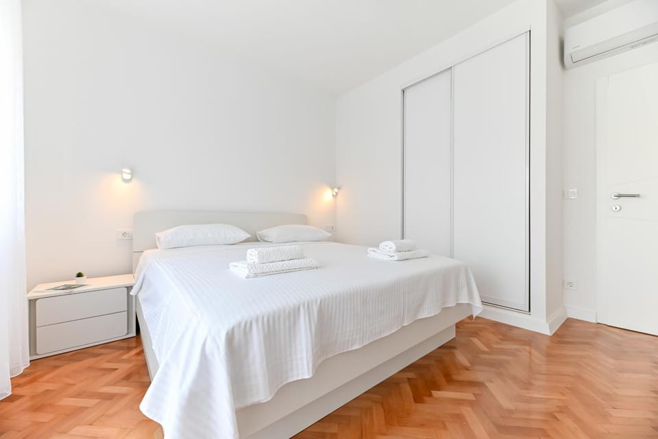 Bedroom, wardrobe