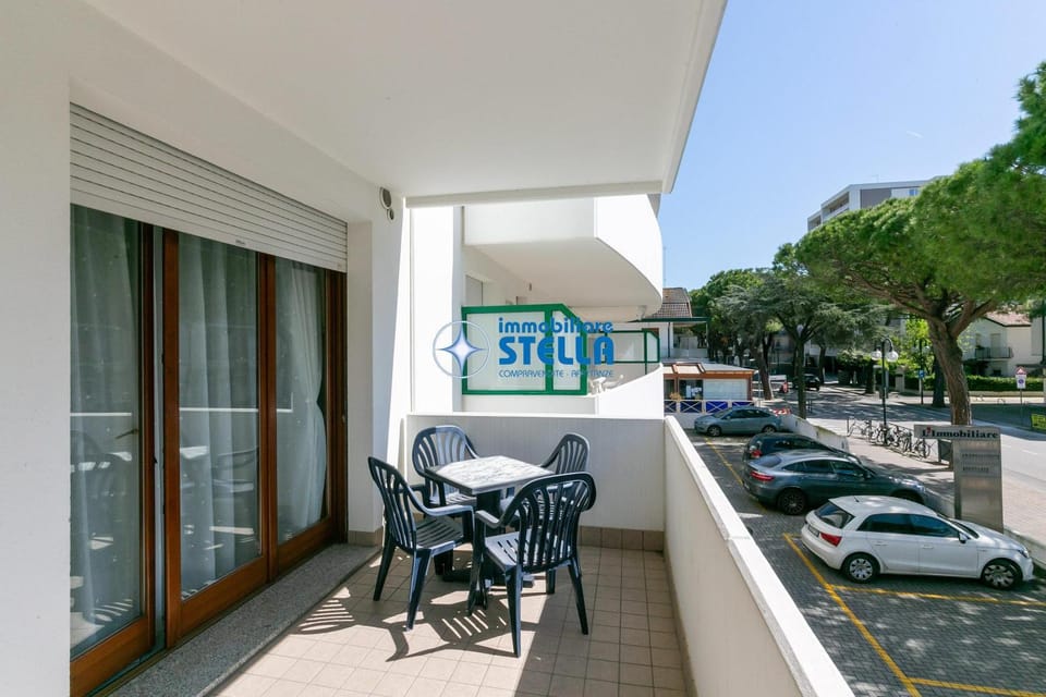 Property building, Balcony/Terrace, Parking
