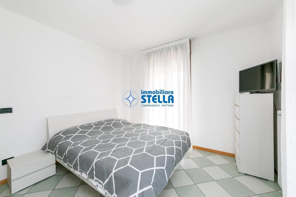 Bed, TV and multimedia, Bedroom