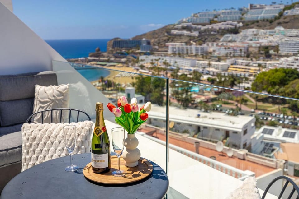 View (from property/room), Balcony/Terrace, Seating area, Mountain view, Sea view