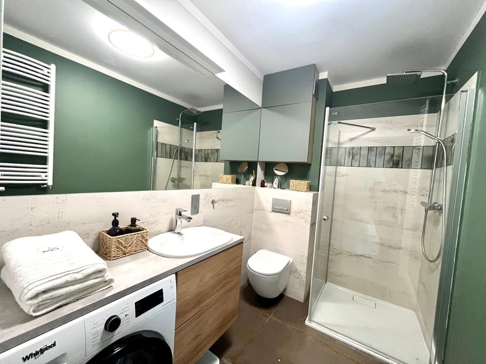 Shower, Bathroom, towels, washing machine