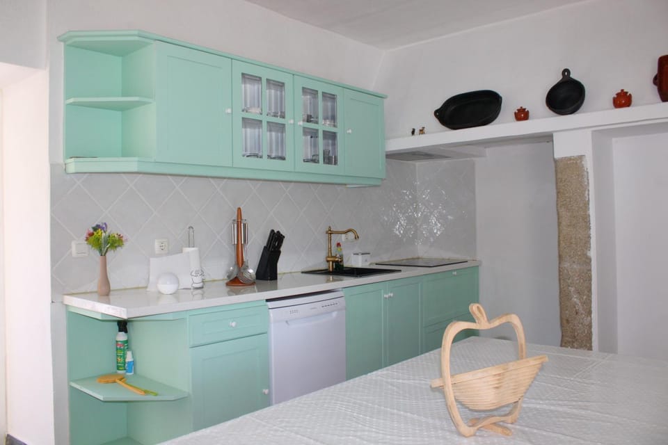 Kitchen or kitchenette, Communal kitchen, dishwasher, minibar, stove