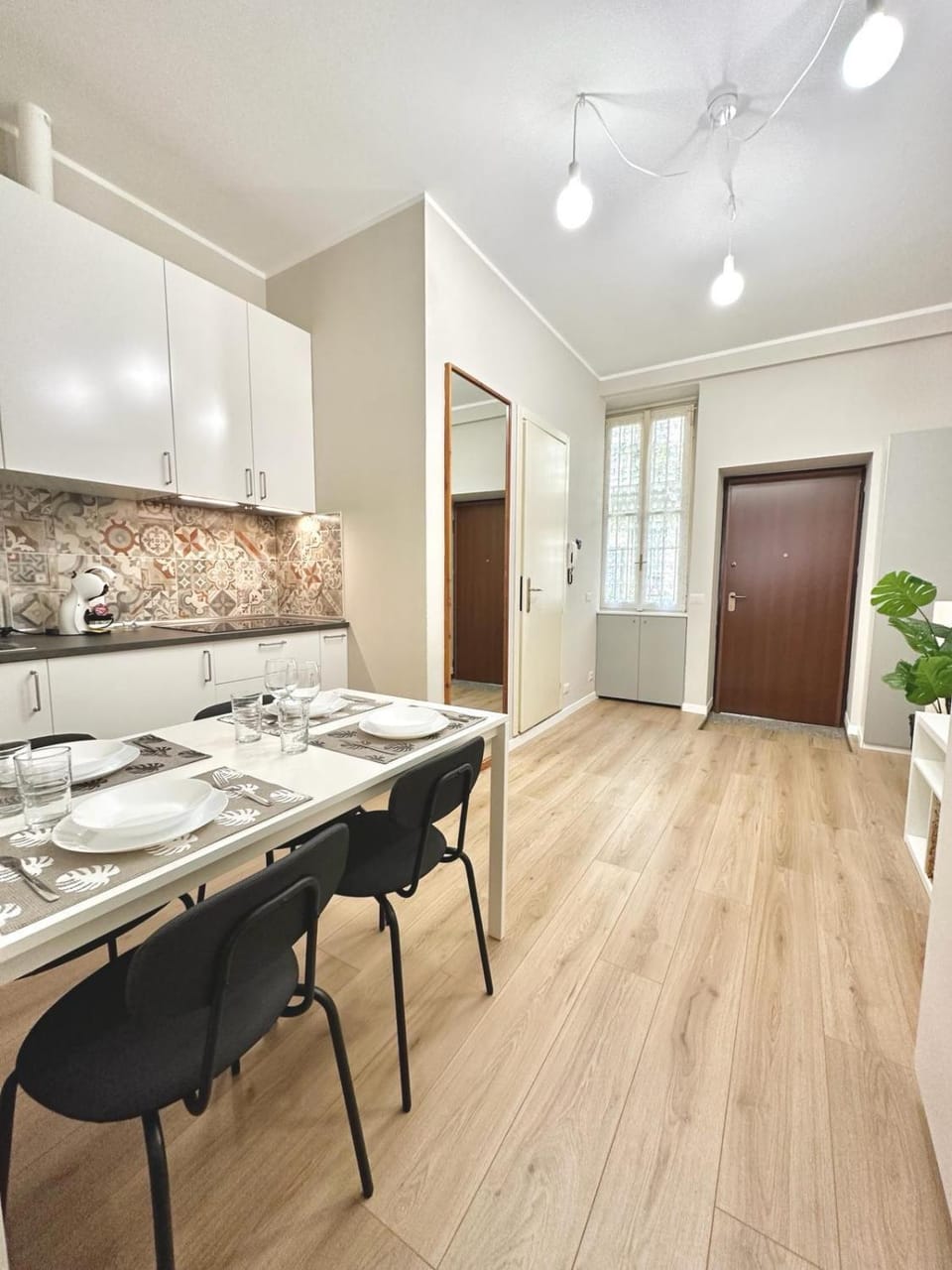 Kitchen or kitchenette, Dining area