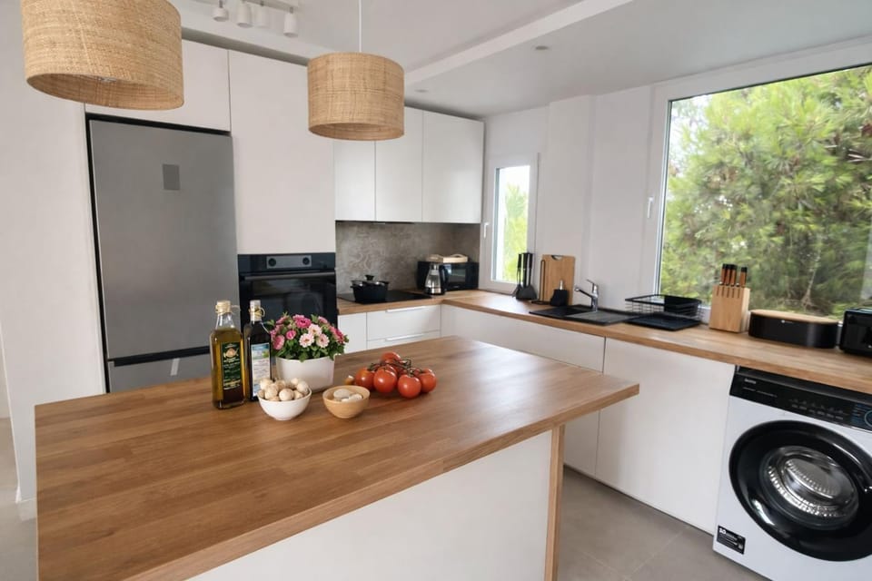 Kitchen or kitchenette, oven, toaster