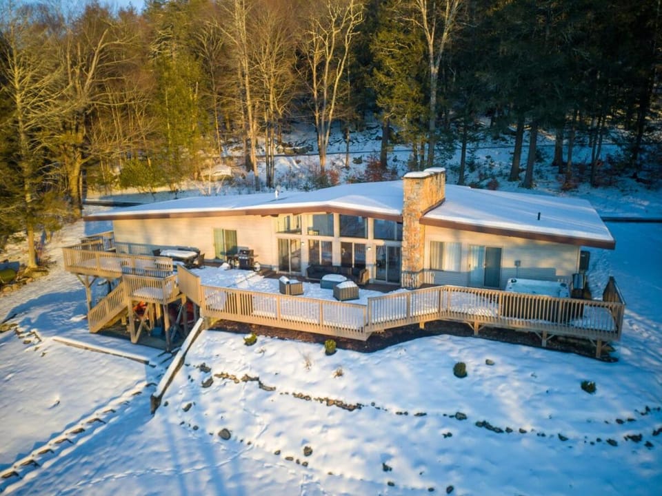 Modernist Lakefront Sojourn House in Hudson Valley