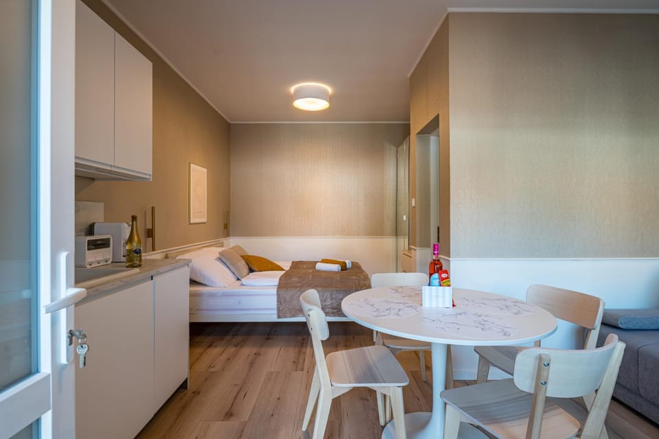 Bed, Kitchen or kitchenette, Living room, Photo of the whole room, Seating area, Dining area, Bedroom