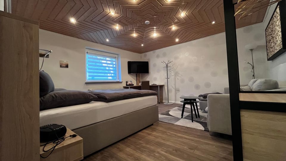 Bed, TV and multimedia, Living room, Photo of the whole room, Seating area, Bedroom, hair dresser