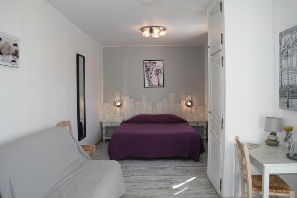 Shower, Toilet, Patio, Staff, Bed, People, Garden, Library, Balcony/Terrace, Photo of the whole room, Seating area, Bedroom, Pool view, Swimming pool, cot, Family
