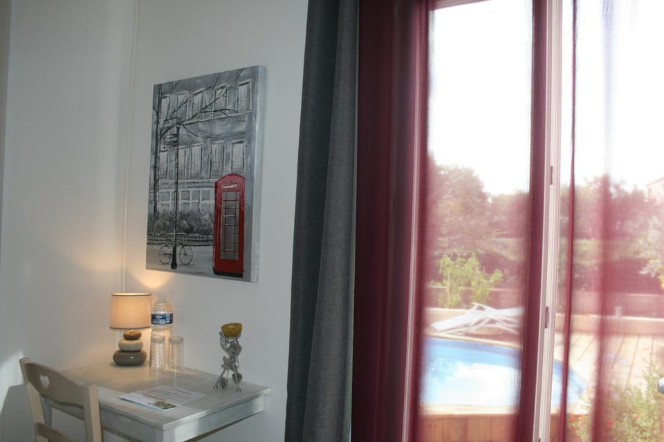 Staff, People, Photo of the whole room, Decorative detail, Seating area, Bedroom, Pool view, Family