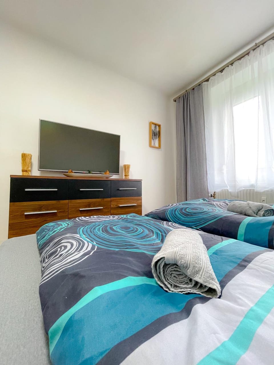 Bed, TV and multimedia, Bedroom