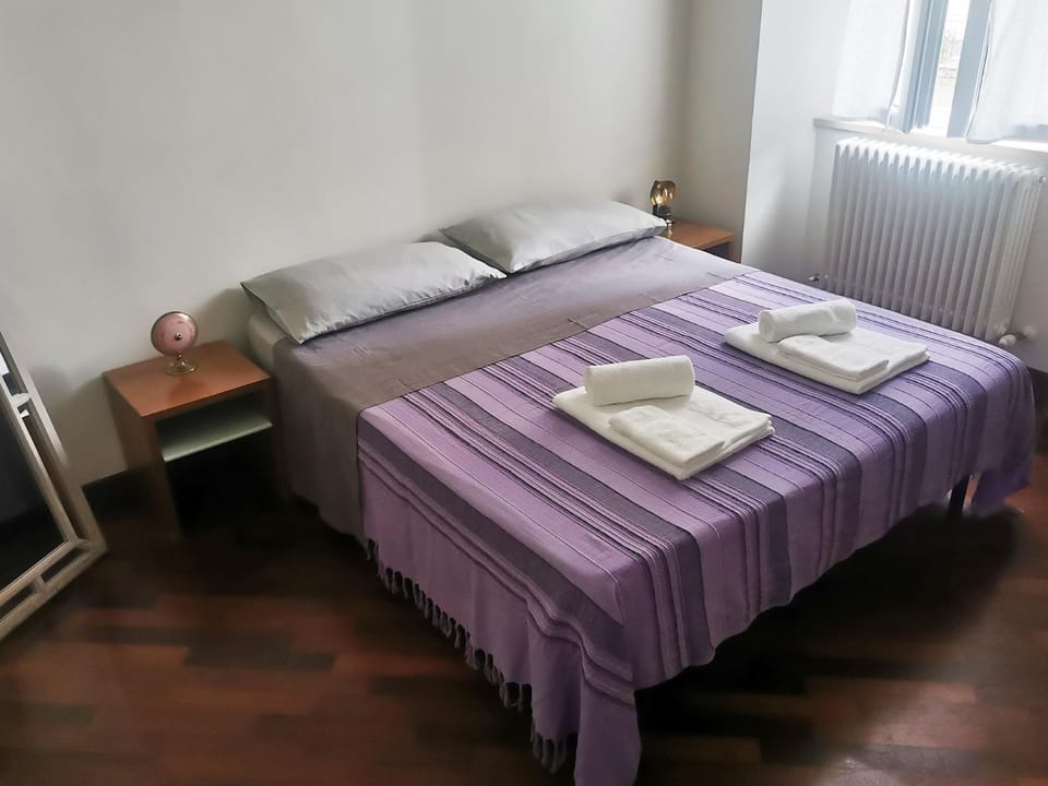 Bedroom, towels