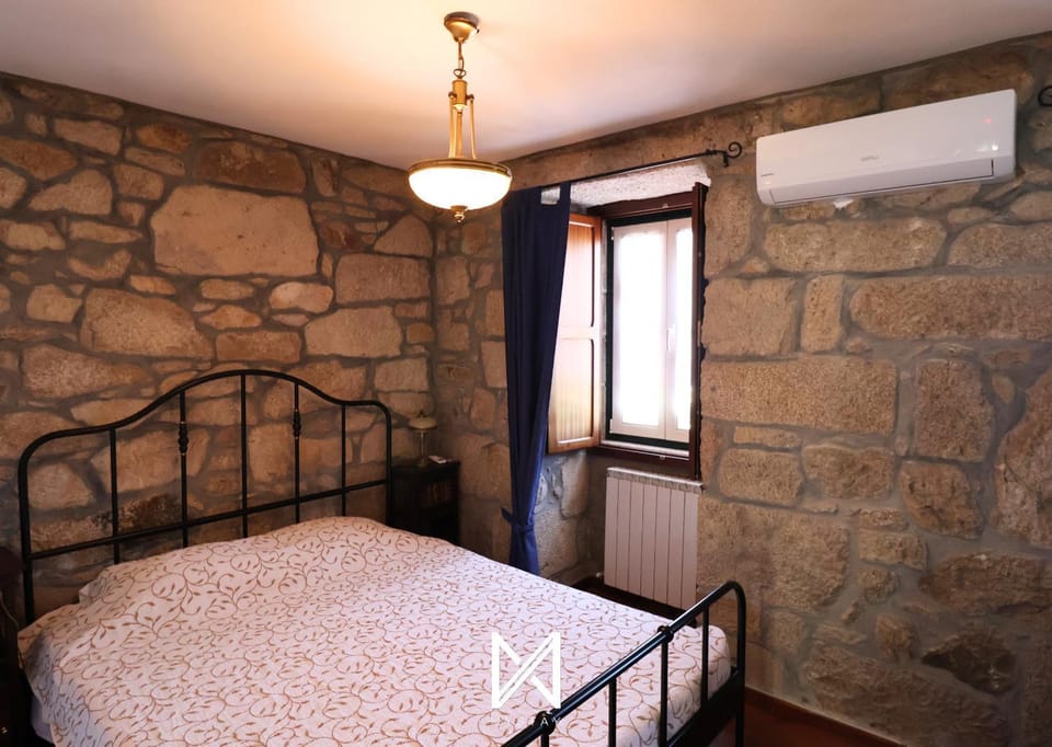 Bedroom, air conditioner