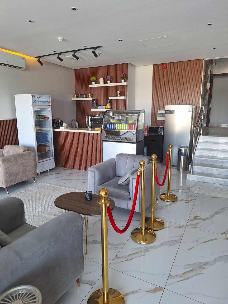Restaurant/places to eat, Internal: Not applicable to any particular room