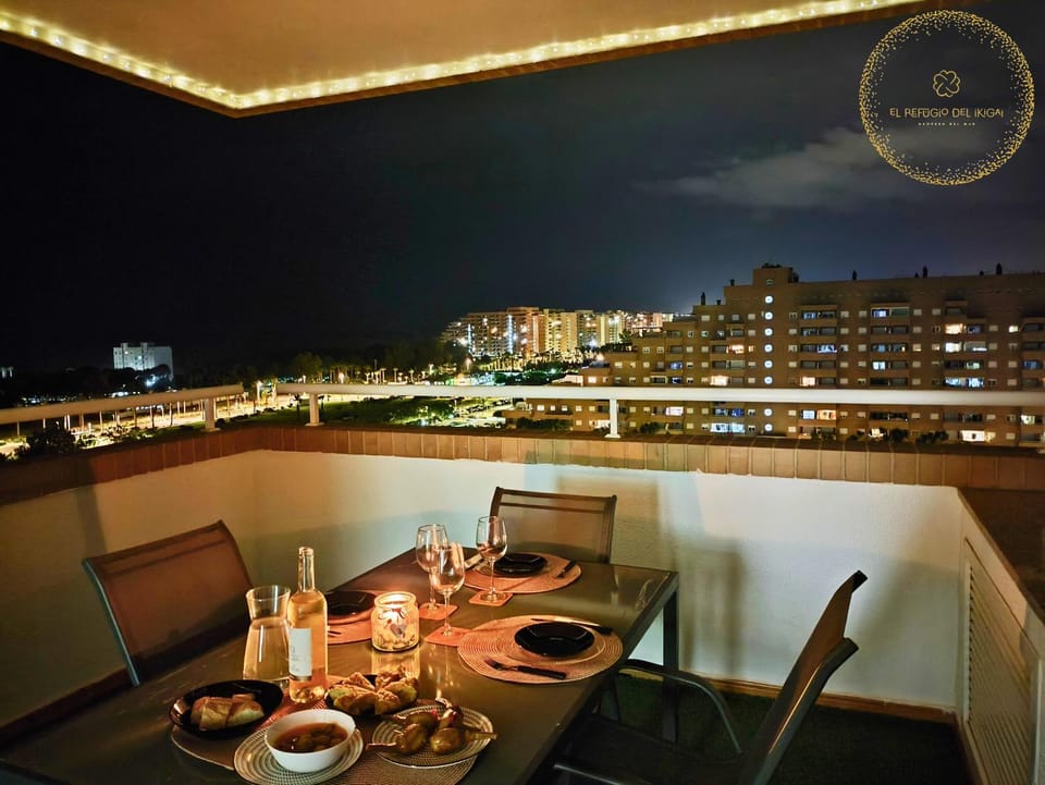 Night, View (from property/room), Balcony/Terrace, Dining area, Evening entertainment, City view, Sea view, Quiet street view