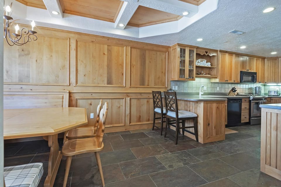 Kitchen or kitchenette, Dining area