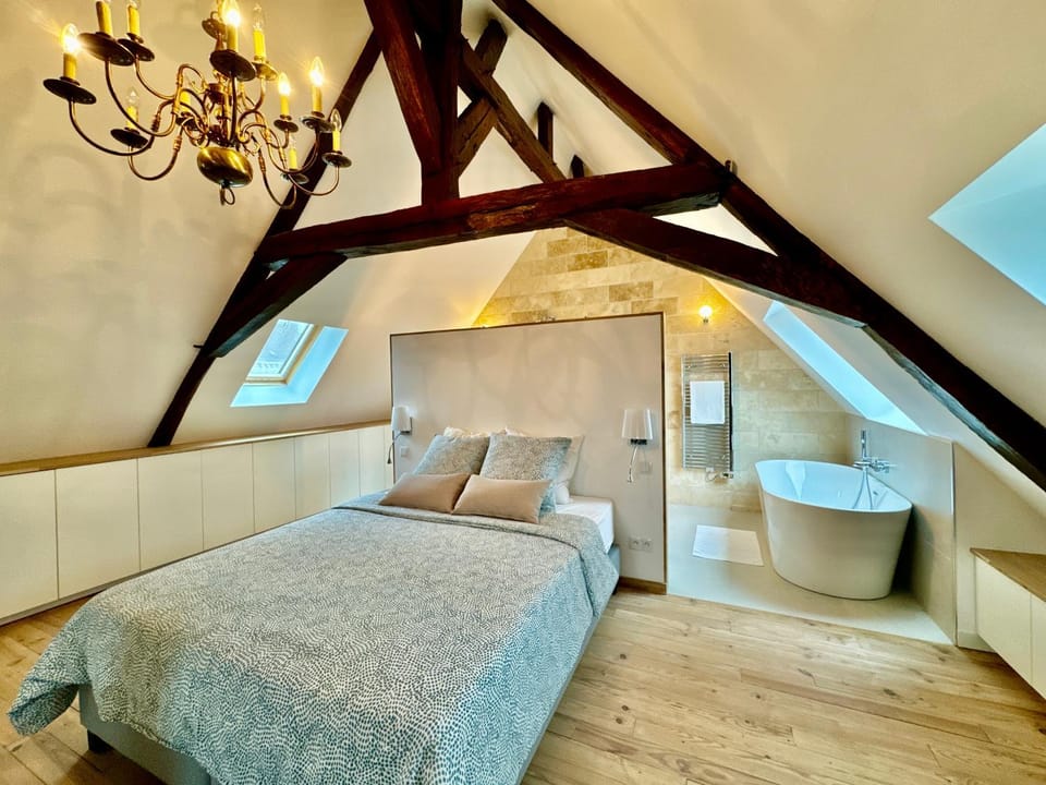 Bed, Bathroom, Photo of the whole room, Bedroom, Bath