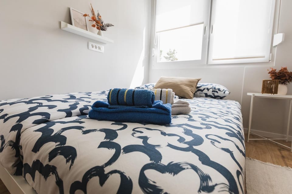 Bed, Photo of the whole room, Bedroom, towels