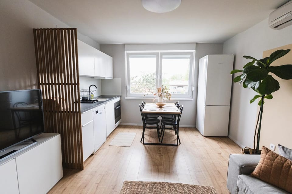Restaurant/places to eat, TV and multimedia, Kitchen or kitchenette, Living room, Seating area, Dining area