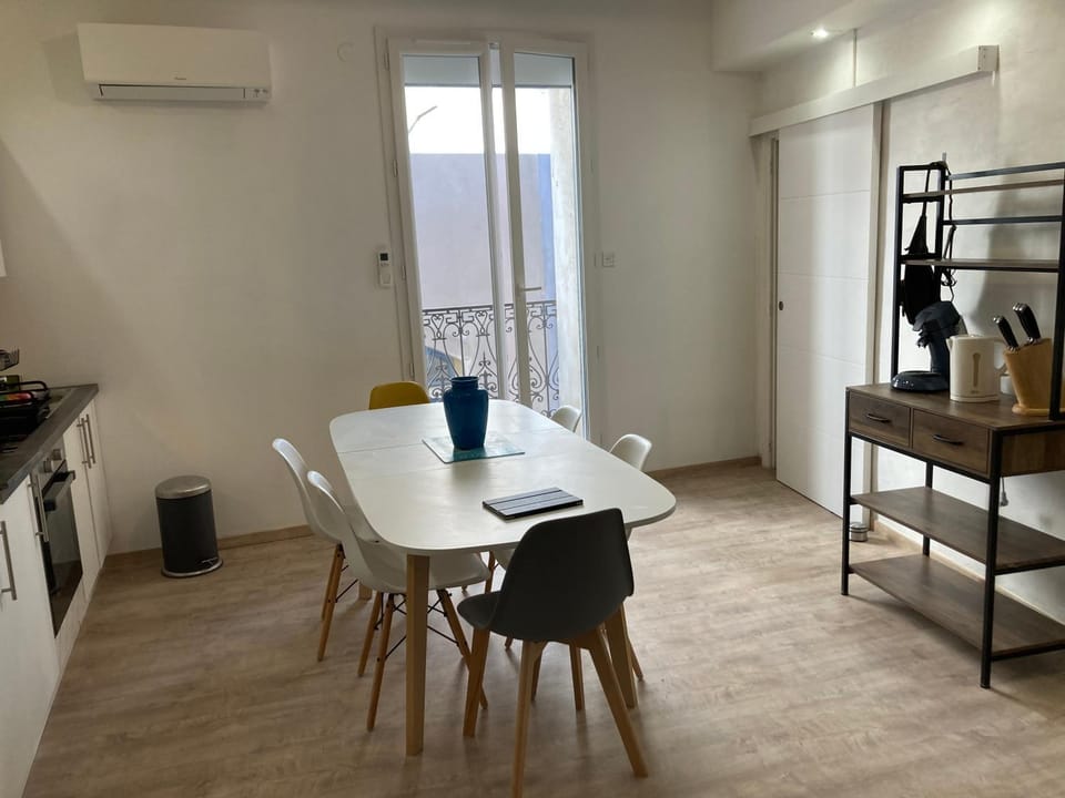 Kitchen or kitchenette, Living room, Seating area, Dining area, air conditioner
