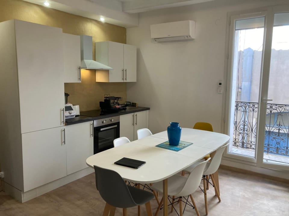 Coffee/tea facilities, Kitchen or kitchenette, Dining area, oven, stove, toaster