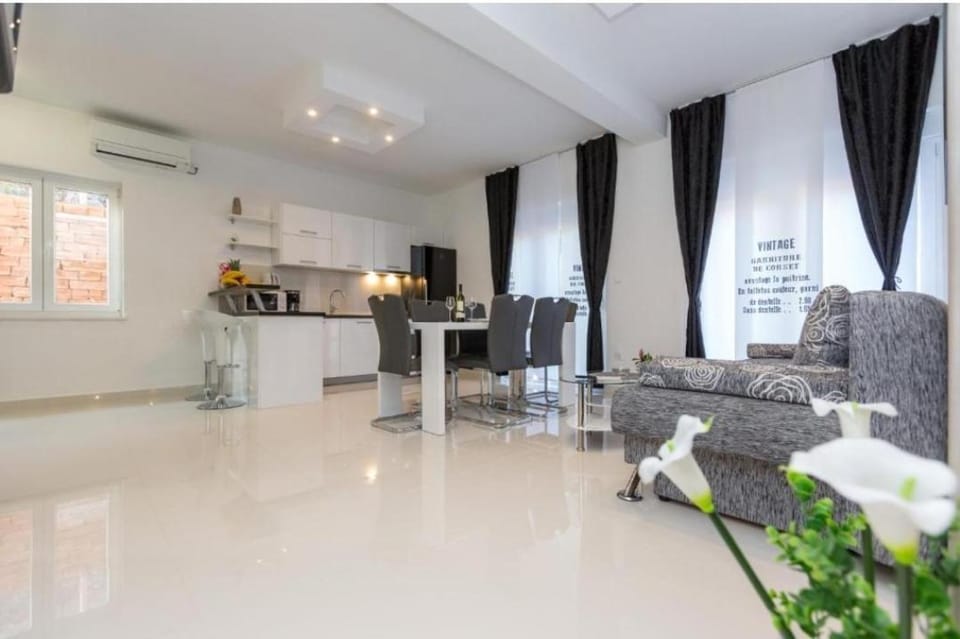Apartments & Rooms Jure Bed and Breakfast in Zadar County
