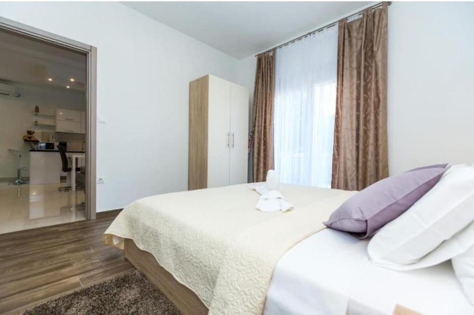 Apartments & Rooms Jure Bed and Breakfast in Zadar County