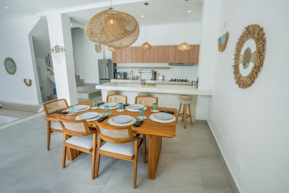 Kitchen or kitchenette, Living room, Food and drinks, Dining area