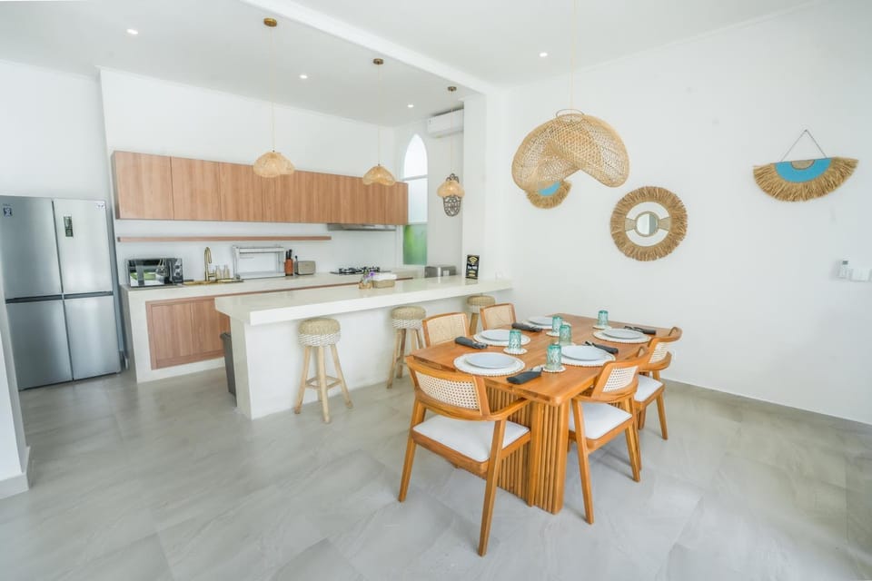 Kitchen or kitchenette, Dining area