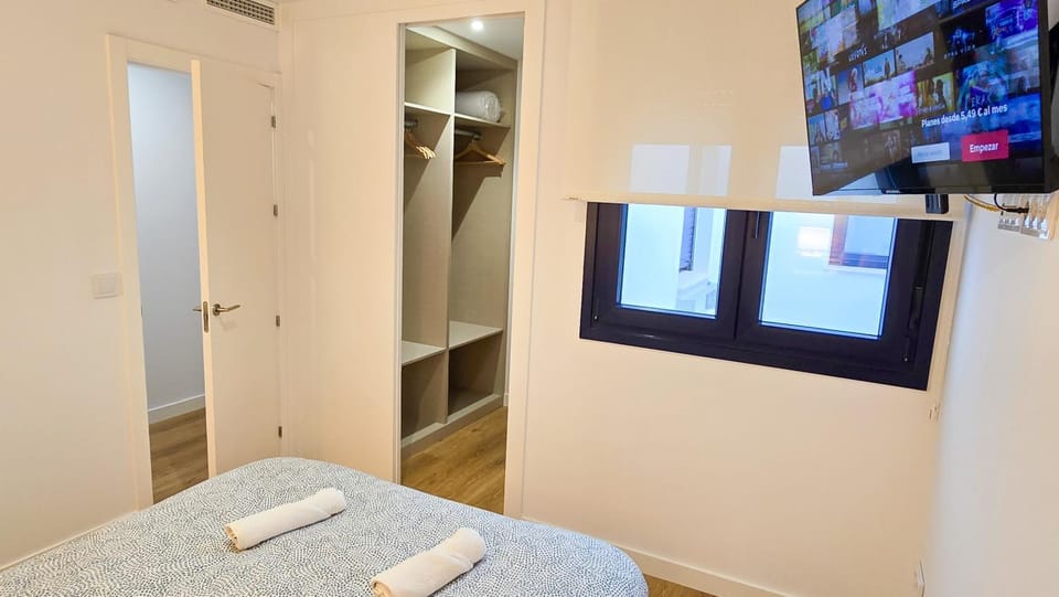 Bed, TV and multimedia, Photo of the whole room, Bedroom, towels, wardrobe, air conditioner