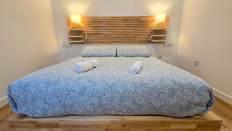 Bed, Photo of the whole room, Bedroom, towels