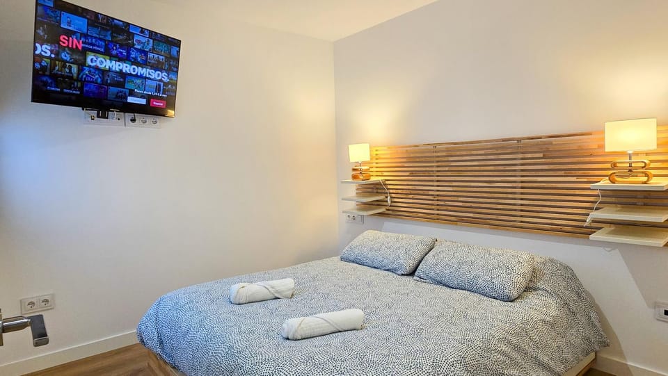 Bed, TV and multimedia, Photo of the whole room, Bedroom, towels