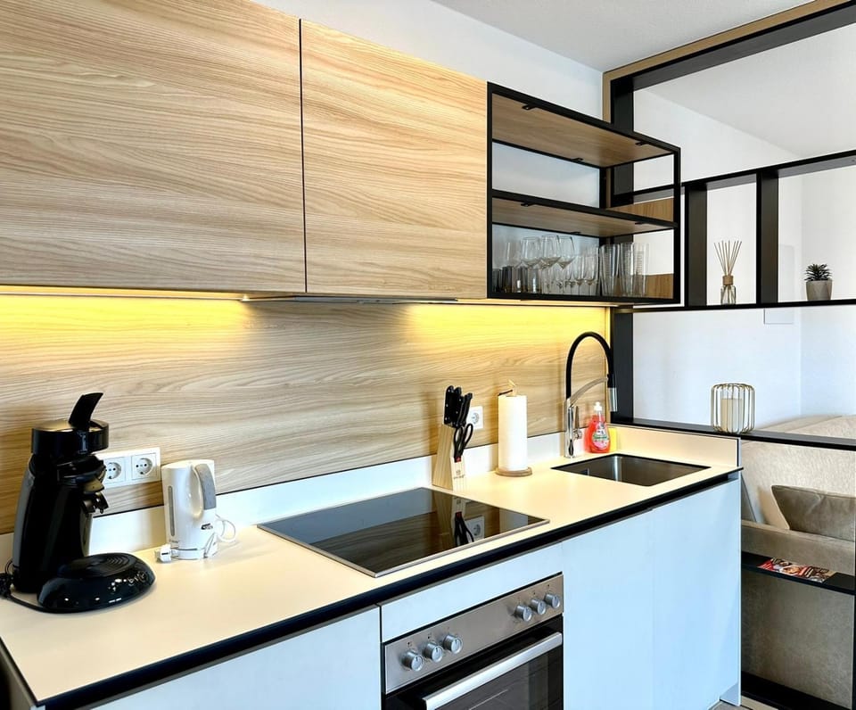 Kitchen or kitchenette, dishwasher, stove