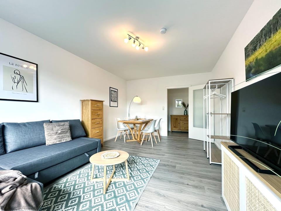 TV and multimedia, Living room, Seating area, Evening entertainment
