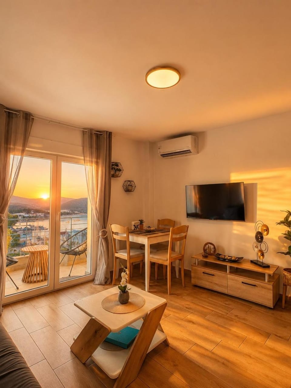 Communal lounge/ TV room, TV and multimedia, Living room, Seating area, Evening entertainment, air conditioner