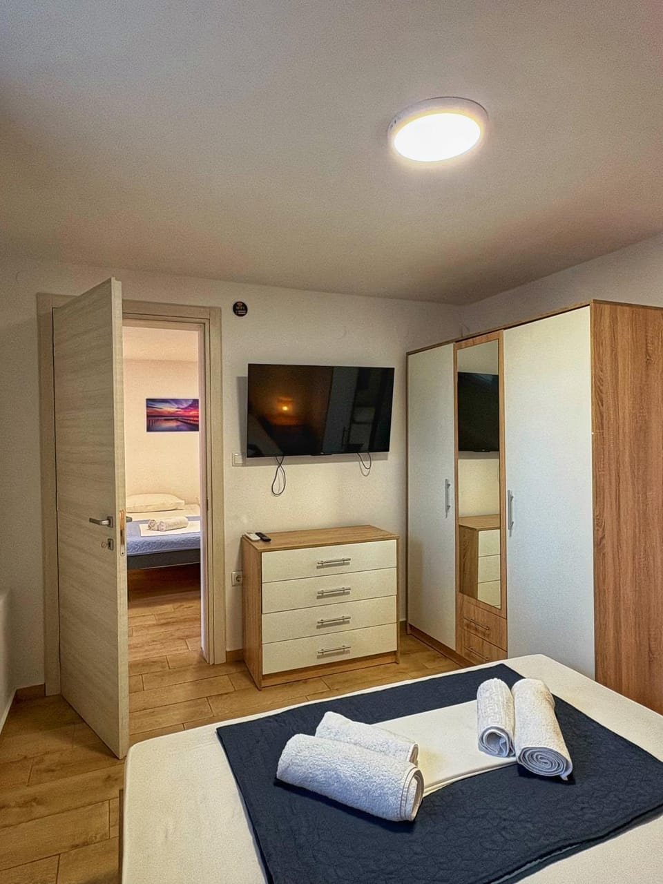 Bed, TV and multimedia, Photo of the whole room, Bedroom, towels, wardrobe