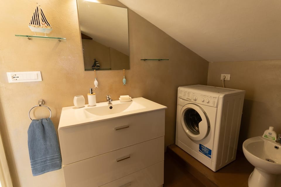 Bathroom, towels, washing machine