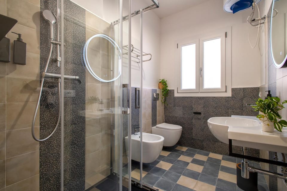 Shower, Toilet, Bathroom, bidet, towels