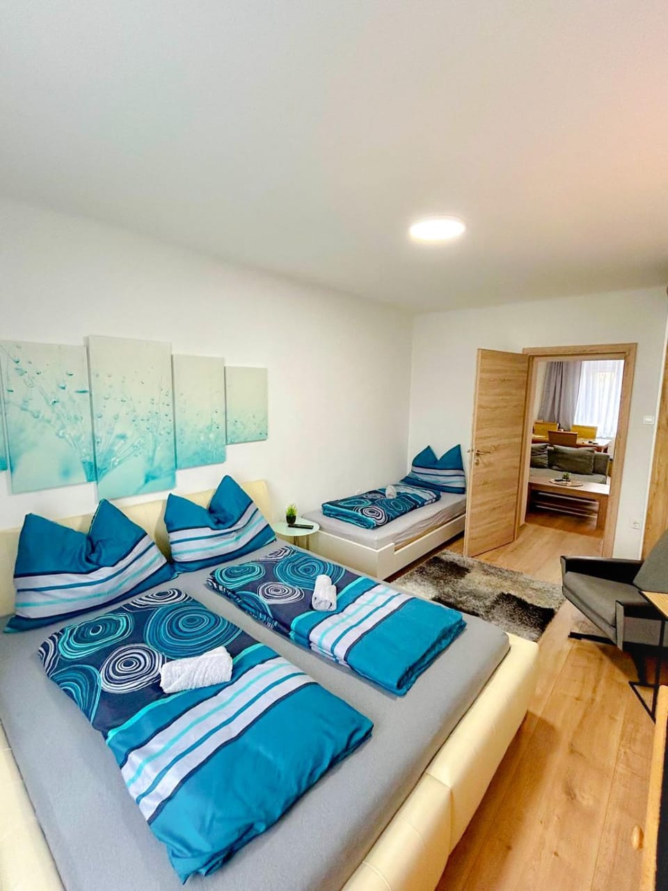 Bed, TV and multimedia, Photo of the whole room, Seating area, Bedroom, wardrobe